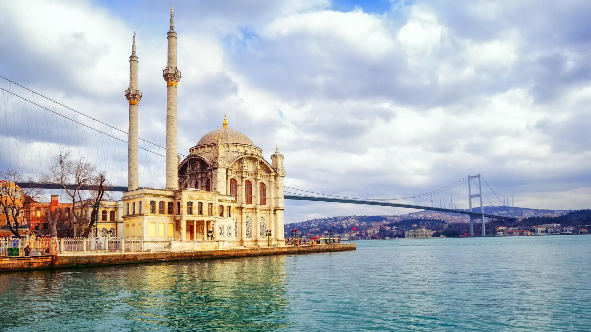 dest_turkey_istanbul_ortakoy-mosque_bosphorus-bridge_gettyimages-629163426_universal_within-usage-period_76573