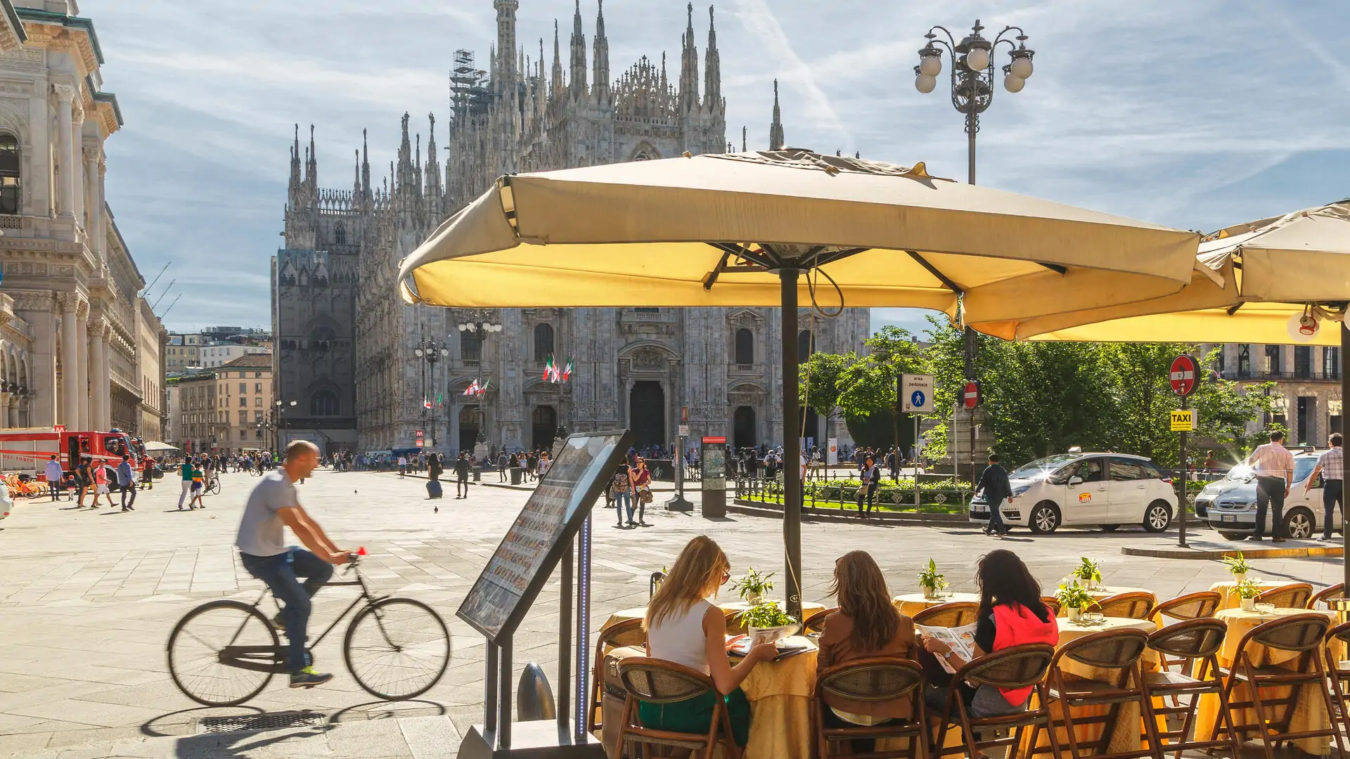 dest_italy_milan_theme_restaurant_cafe_people_gettyimages-579274487_universal_within-usage-period_83194