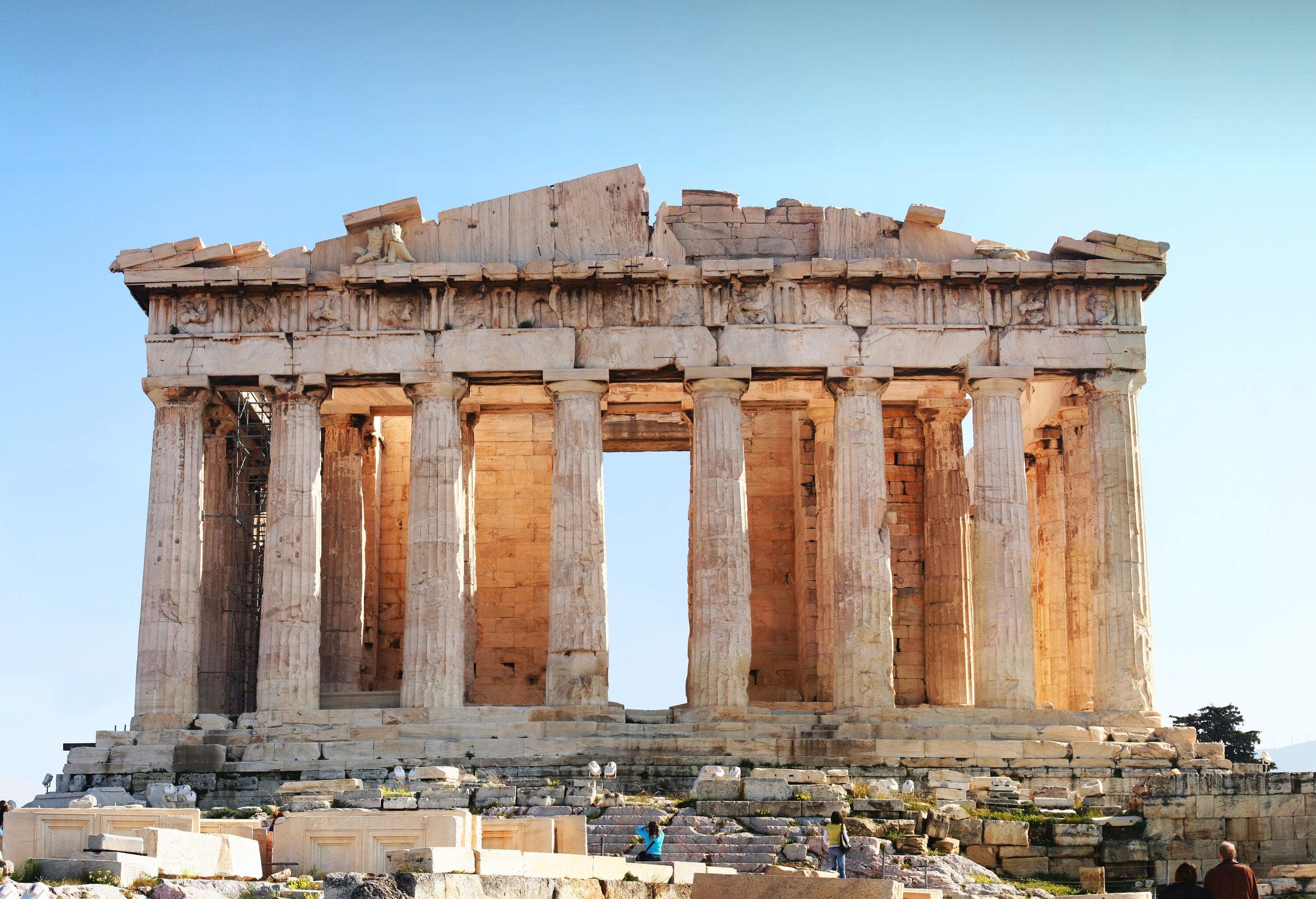 Stoa of a Greek temple with entablature over the columns.