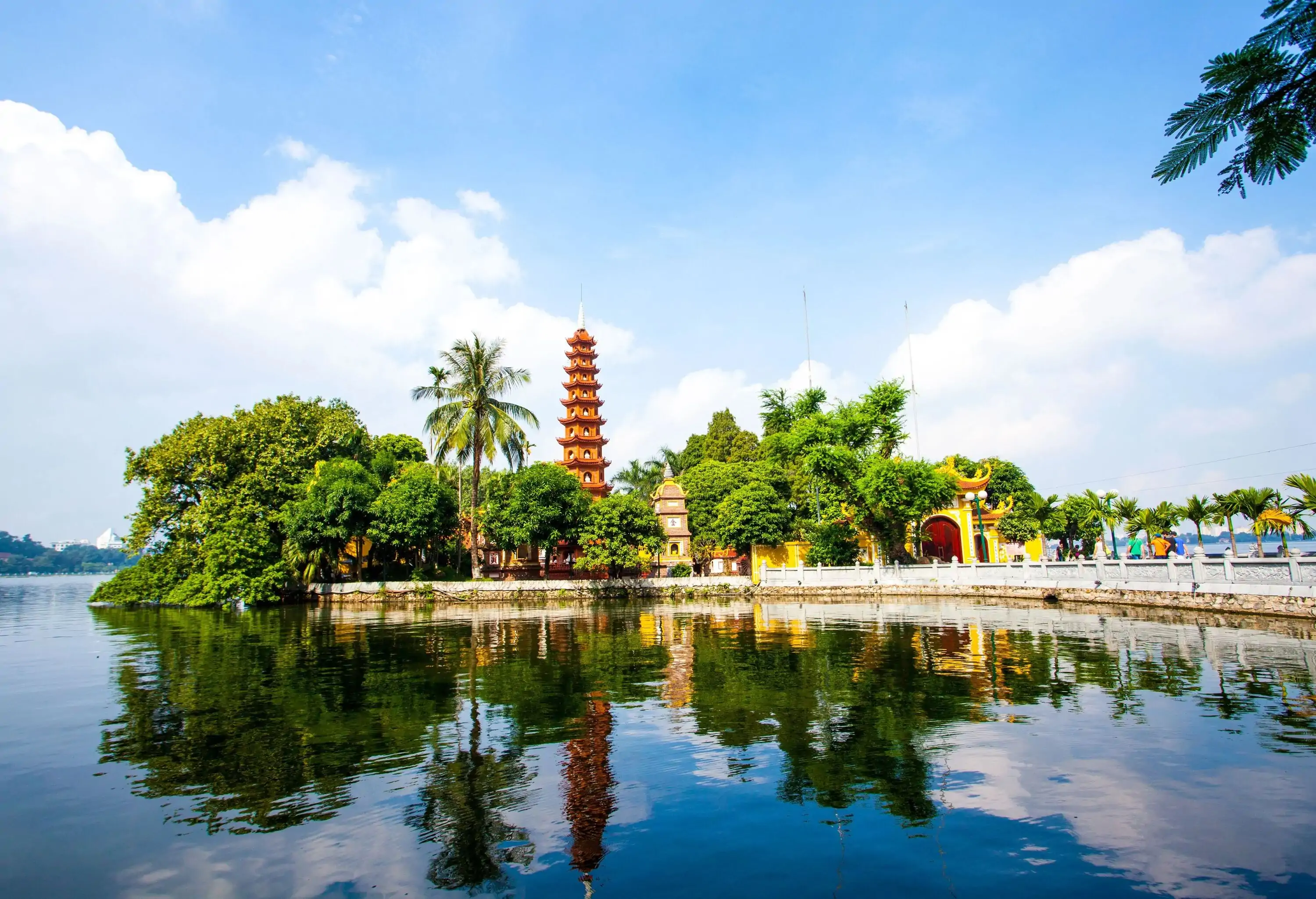 Tran Quoc Pagoda,the oldest Buddhist temple in Hanoi, is located on a small island near the southeastern shore of Hanoi's West Lake,