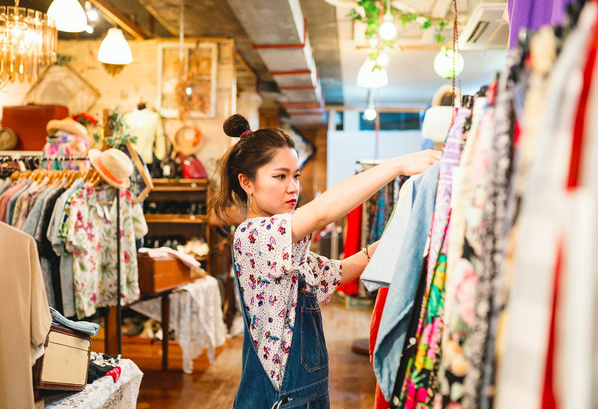 theme_vintage_shopping_people_woman_gettyimages-968906646