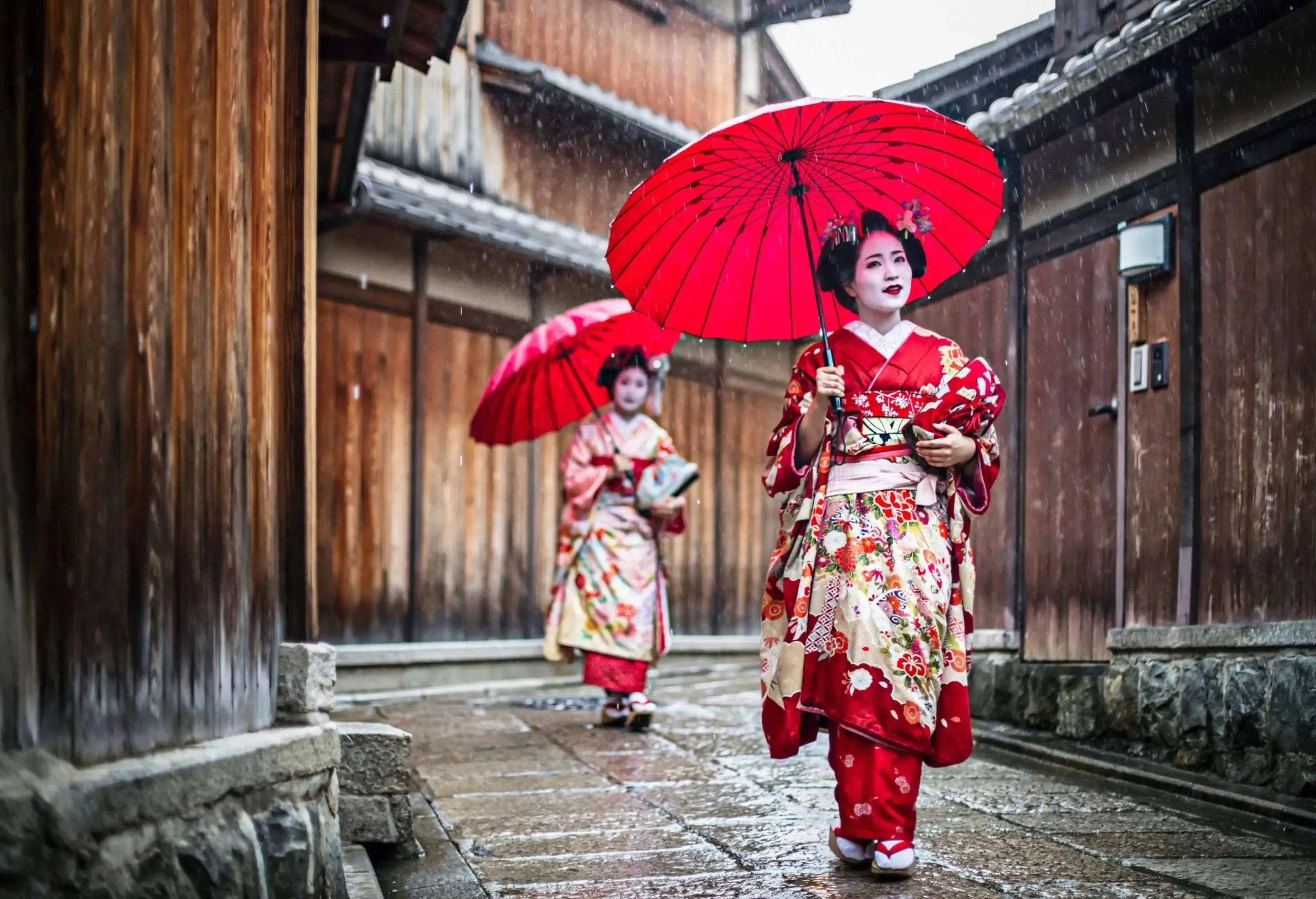 Maikos walking on a rainy day in the streets of Gion,Kyoto